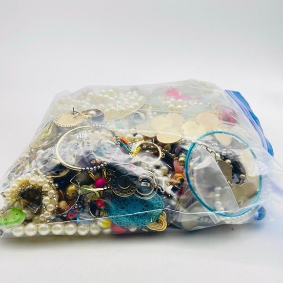 Crafters Lot of 4 Plus Pounds Junk Jewelry Wearable Broken Missing Gems 5916-40 - Picture 2 of 6